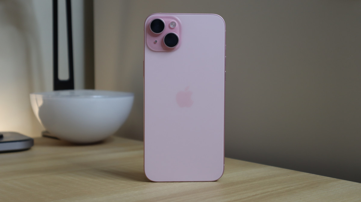 Màu sắc của iPhone 15 Plus Hồng tương tự màu hồng phấn khi chụp ở điều kiện thiếu sáng